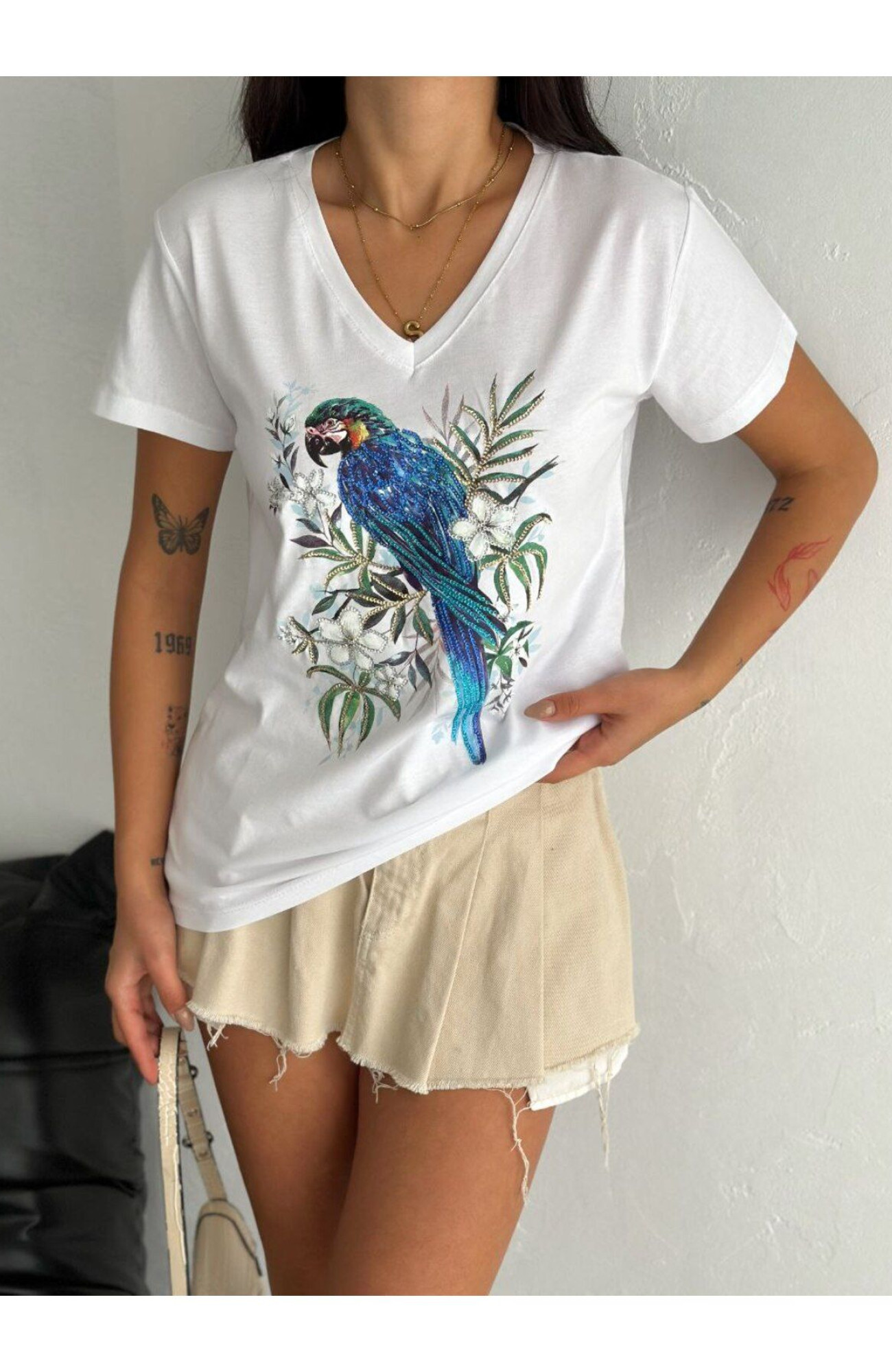 Mavi Papağan Desenli V-Yaka T-Shirt Mavi Papağan Desenli V-Yaka T-Shirt